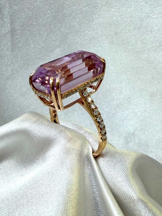 Pierścionek kunzyt 17.26 CT i diamentami naturalnymi 0.43 CT IGI