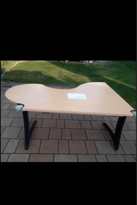 Sprzedam biurko z regulacją wysokości – listwa na prąd w zestawie