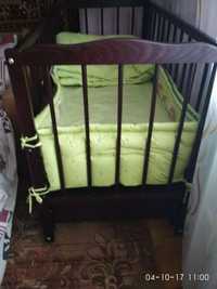 Детская кроватка с видвижним ящиком+ матрас+ защита на кроватку( одеял