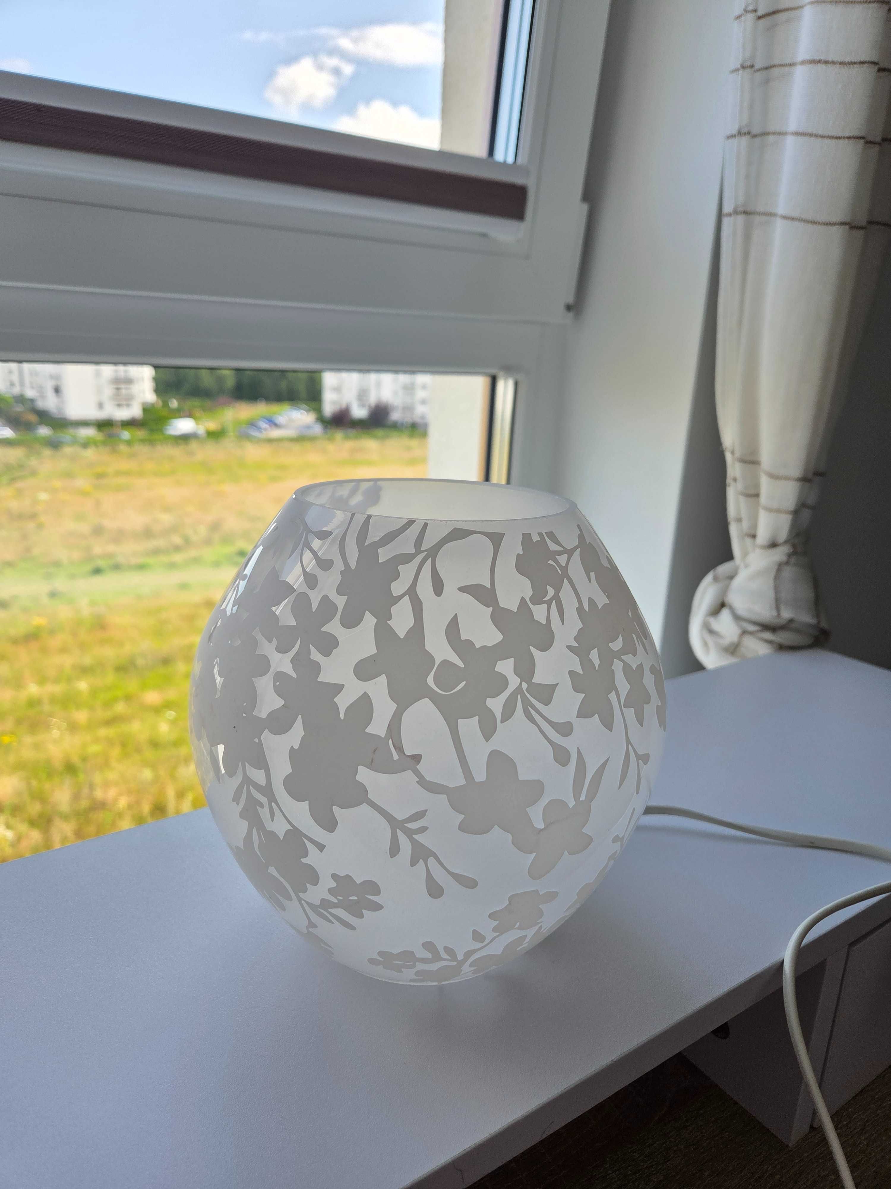 Mała biała lampka ikea – idealna na biurko lub stolik nocny