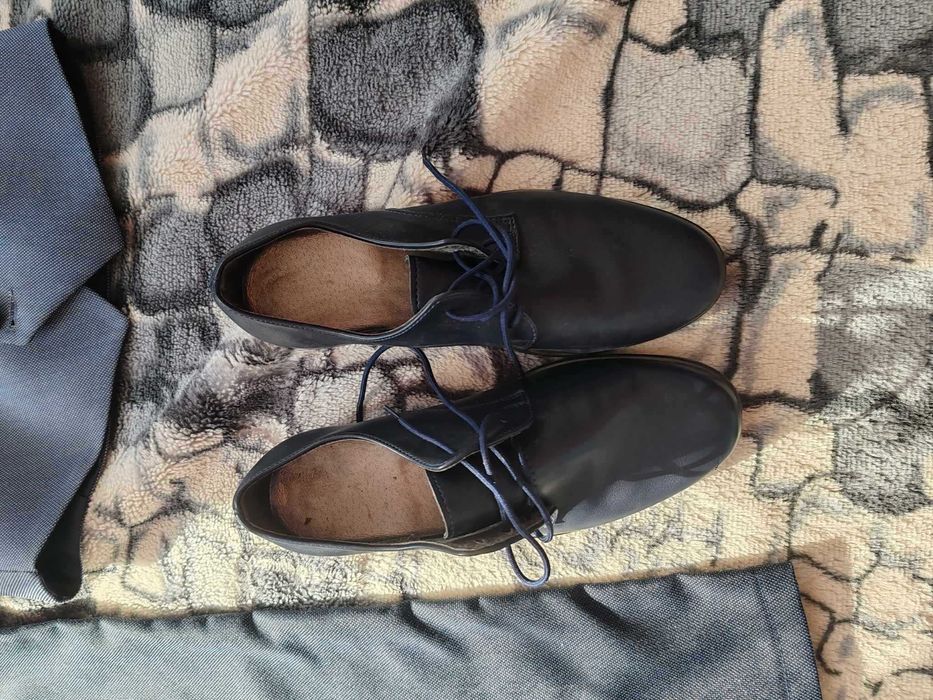 Do sprzedania garnitur dla chłopca na 152 cm + buty rozmiar 35.