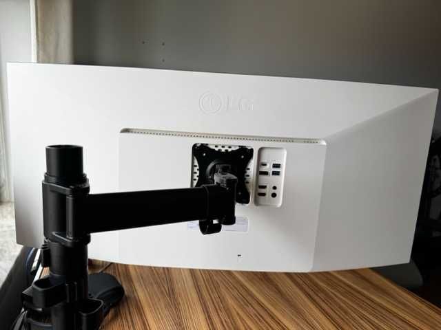 LG 38WN95C-W Monitor 38" 21:9 Curved UltraWide QHD+ Desk Arm Mount