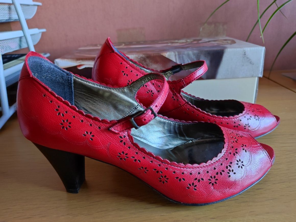 Orginalne buty firmy ButS skórzane czerwone 37