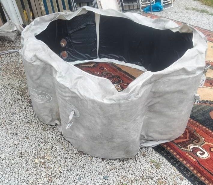 Pokrywa i pokrowiec  na  jacuzzi