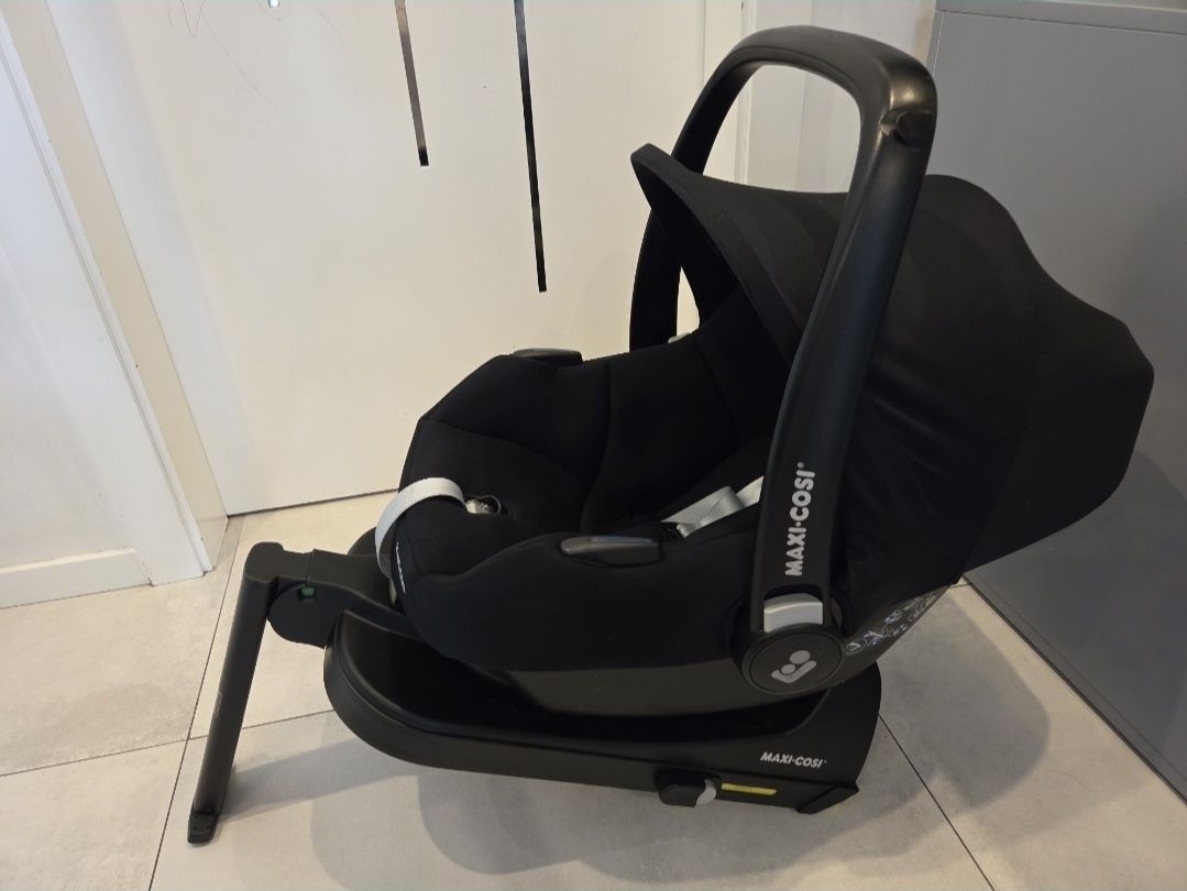 Łupina Maxi Cosi Cabrio Fix i-Size w zestawie baza Universal ISOFIX
