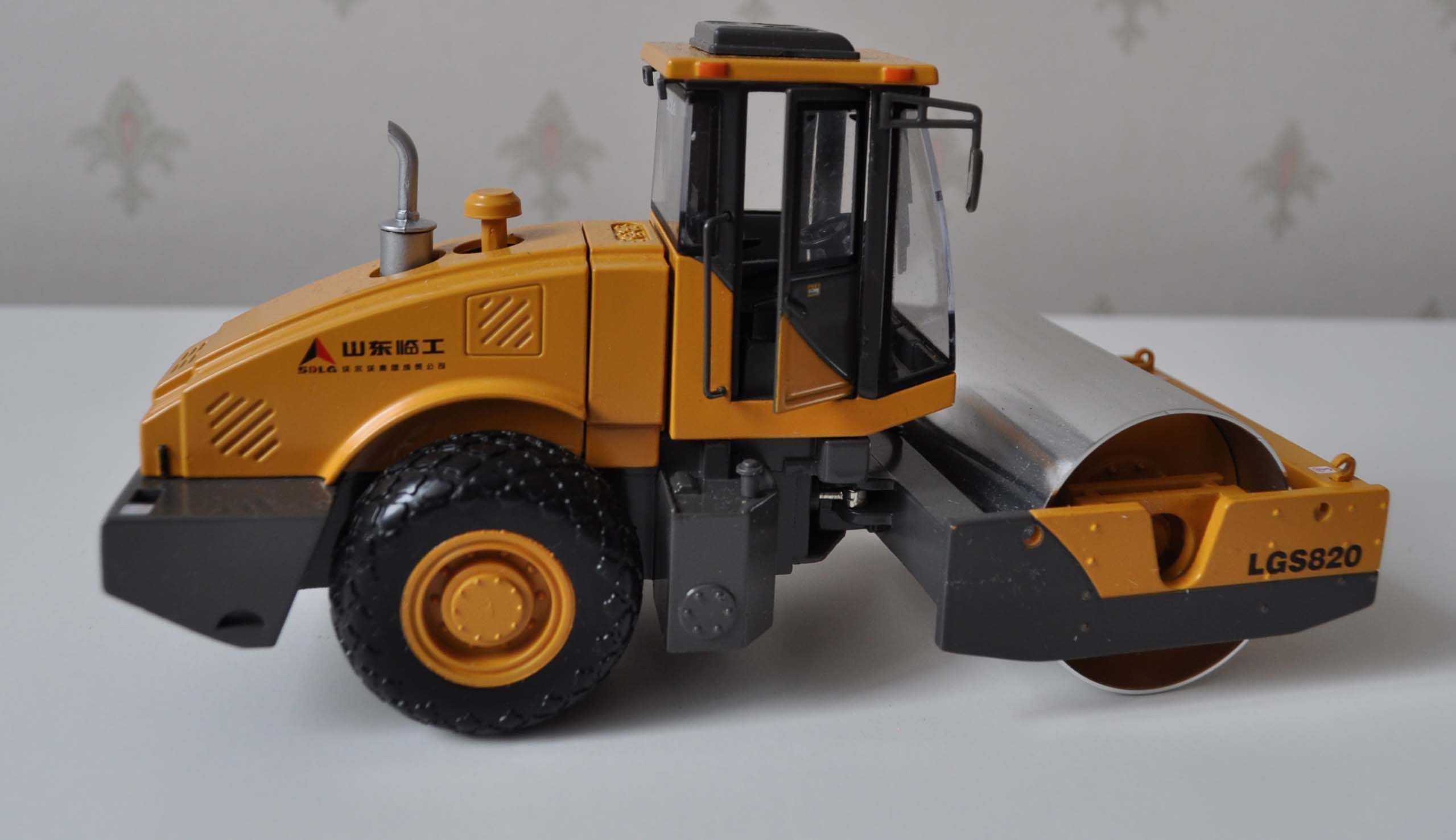 1/35 SDLG RS8220 Vibratory Road Roller Walec drogowy model w skali