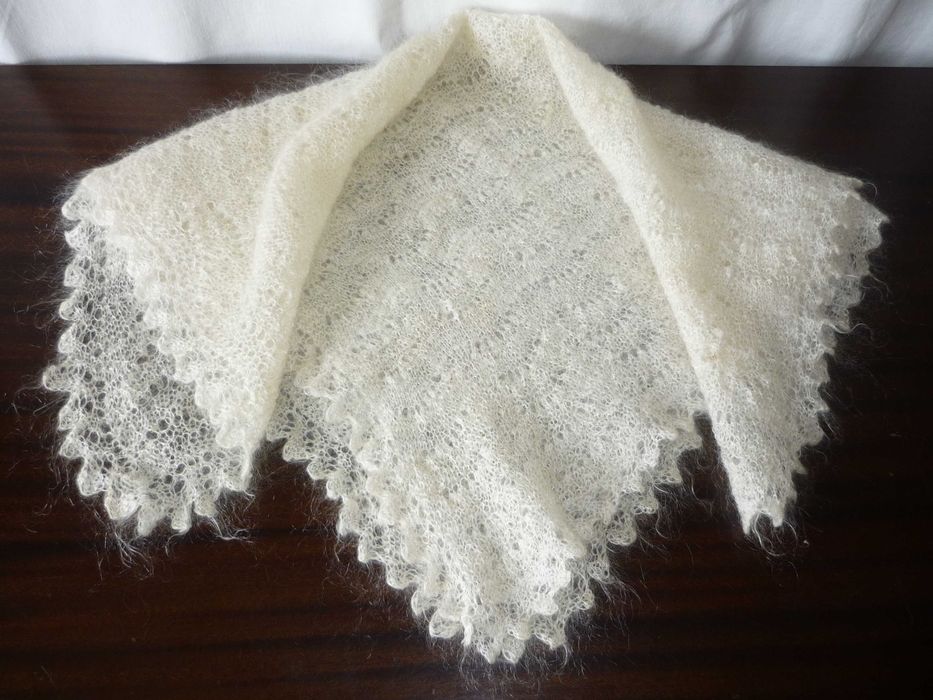 100% козячий пух дуже м'яка тепла ажурна пухова хустка білого кольору