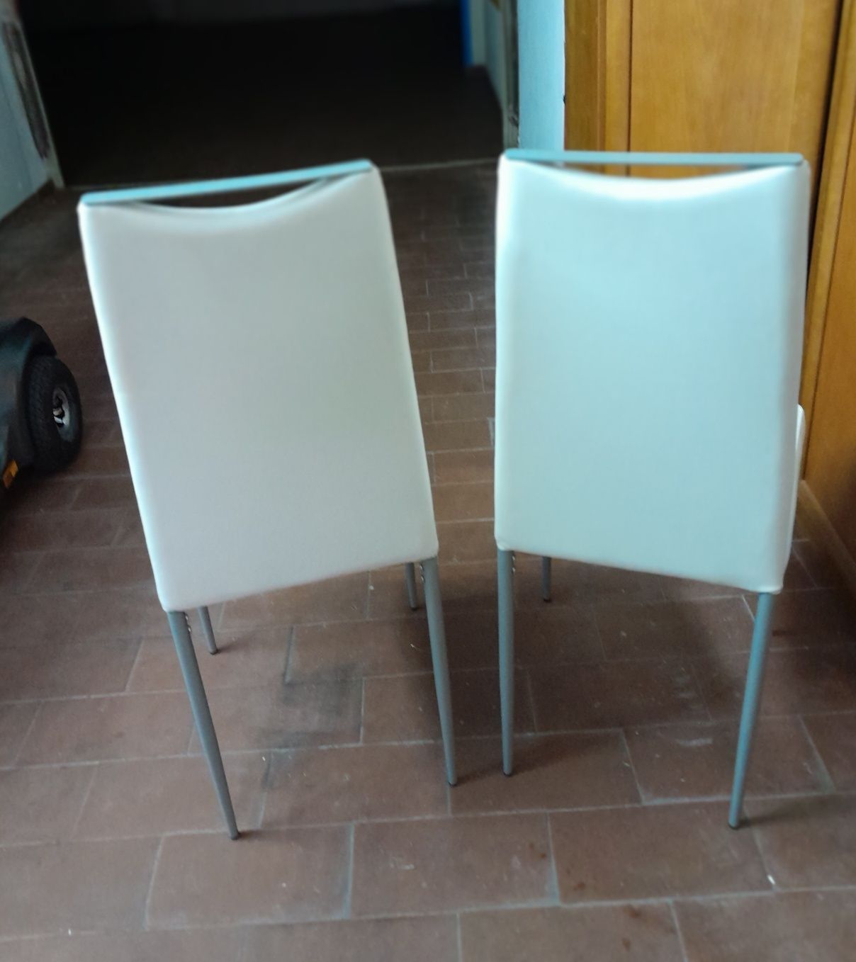 Vendo duas cadeiras estofadas a branco, em mto bom estado de conservaç