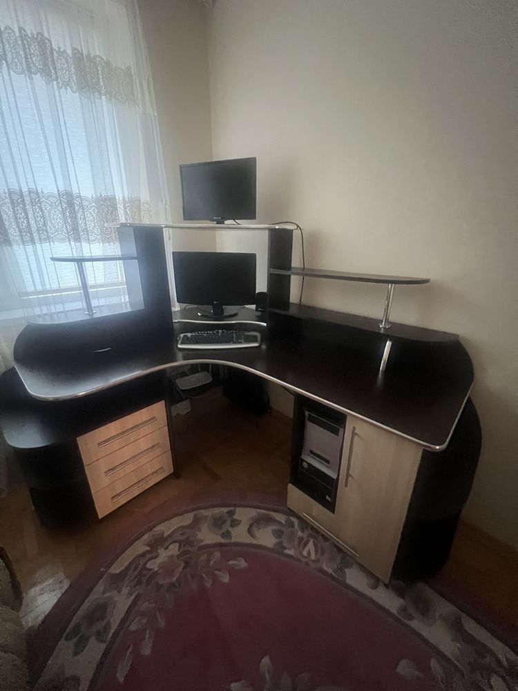 Продається компютерний стіл у дуже хорошому стані .Самовивіз