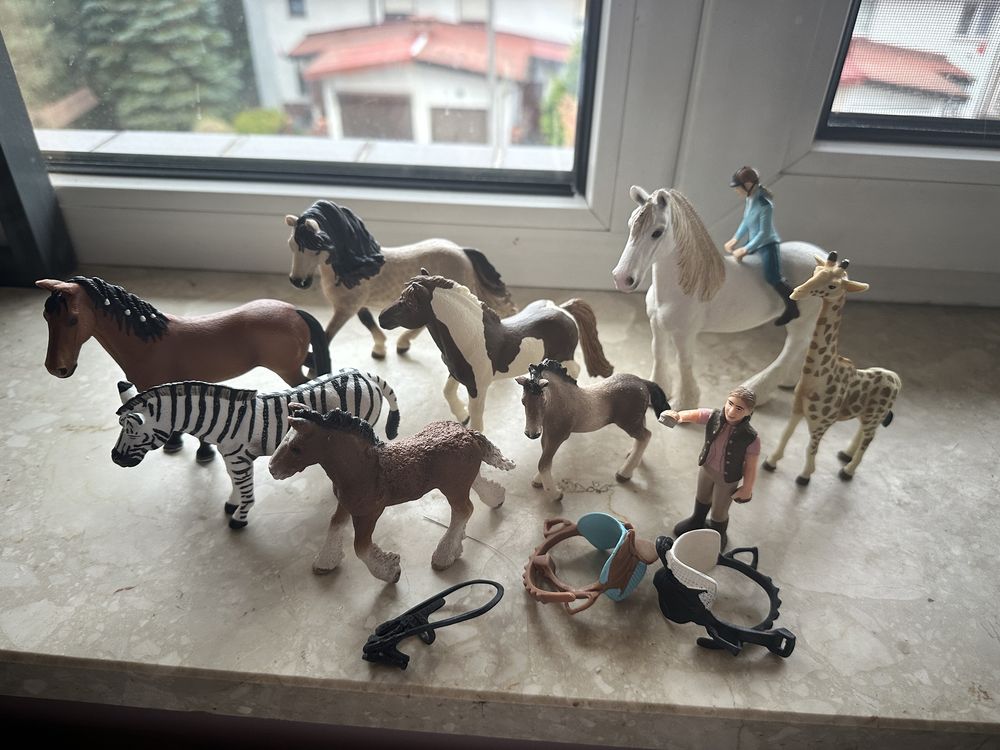 Schleich zestaw koni jeźdźcy i sprzęt