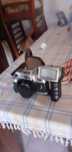 Máquina fotográfica antiga com flash  linda e a trabalhar
