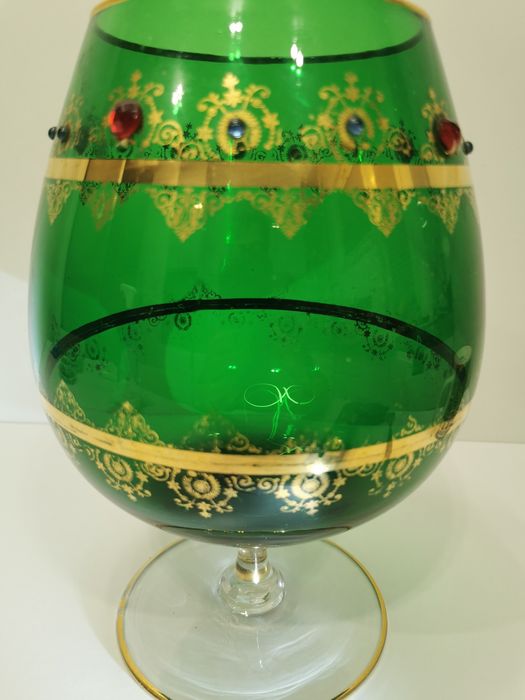Boho. Szmaragdowe szkło, kielich bogato złocony.Antyk. 5L.