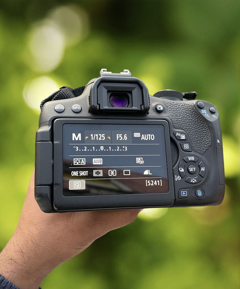Canon Eos 750D WiFi/ecra tactil com lente 18-55mm e bolsa