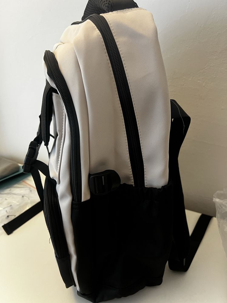 Mochila preta e branca nova