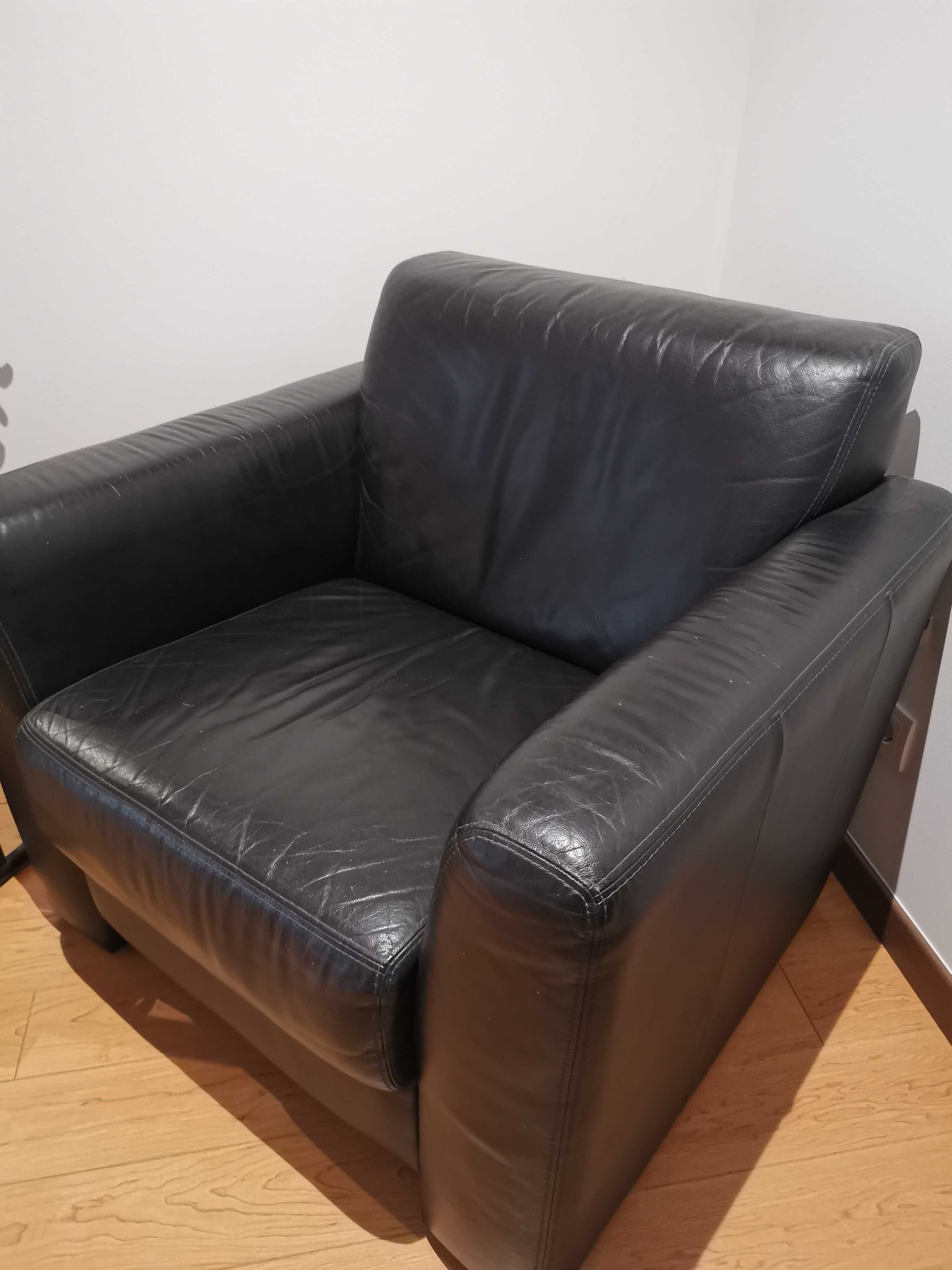 Conjunto de sofás individuais em pele