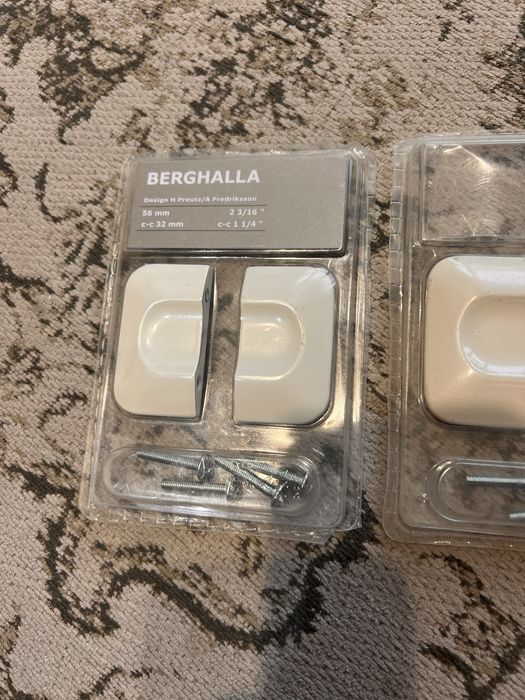 Cztery nowe uchwyty do mebli białe ikea berghalla