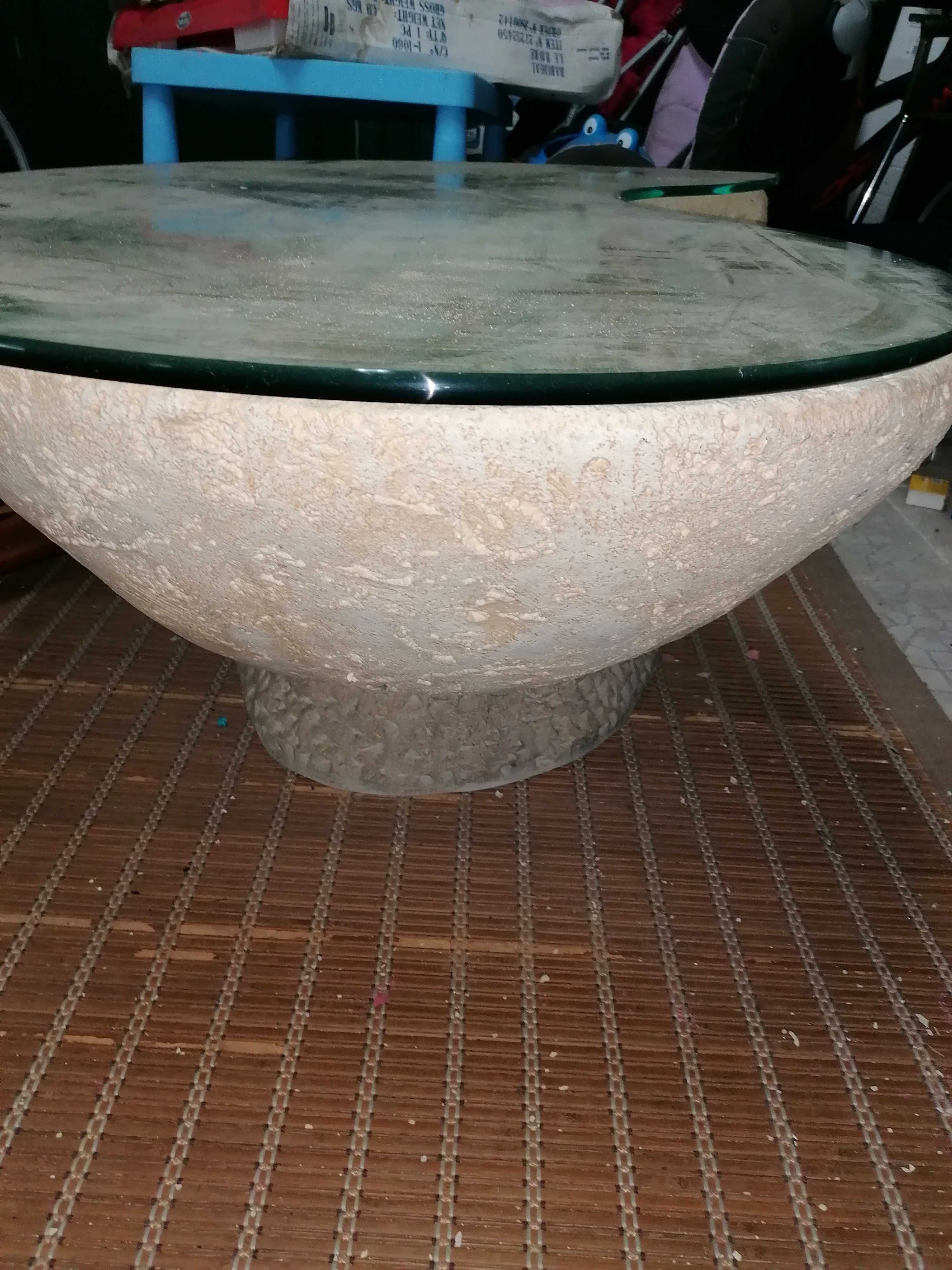 mesa de apoio em pedra e forma de concha
