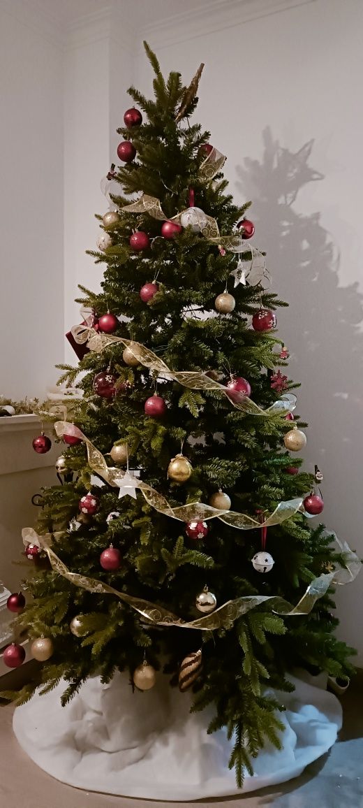 Árvore de Natal com saia a imitar neve,  e  ornamentação completa