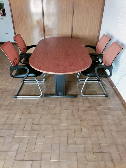 Mesa oval escritório com cadeiras
