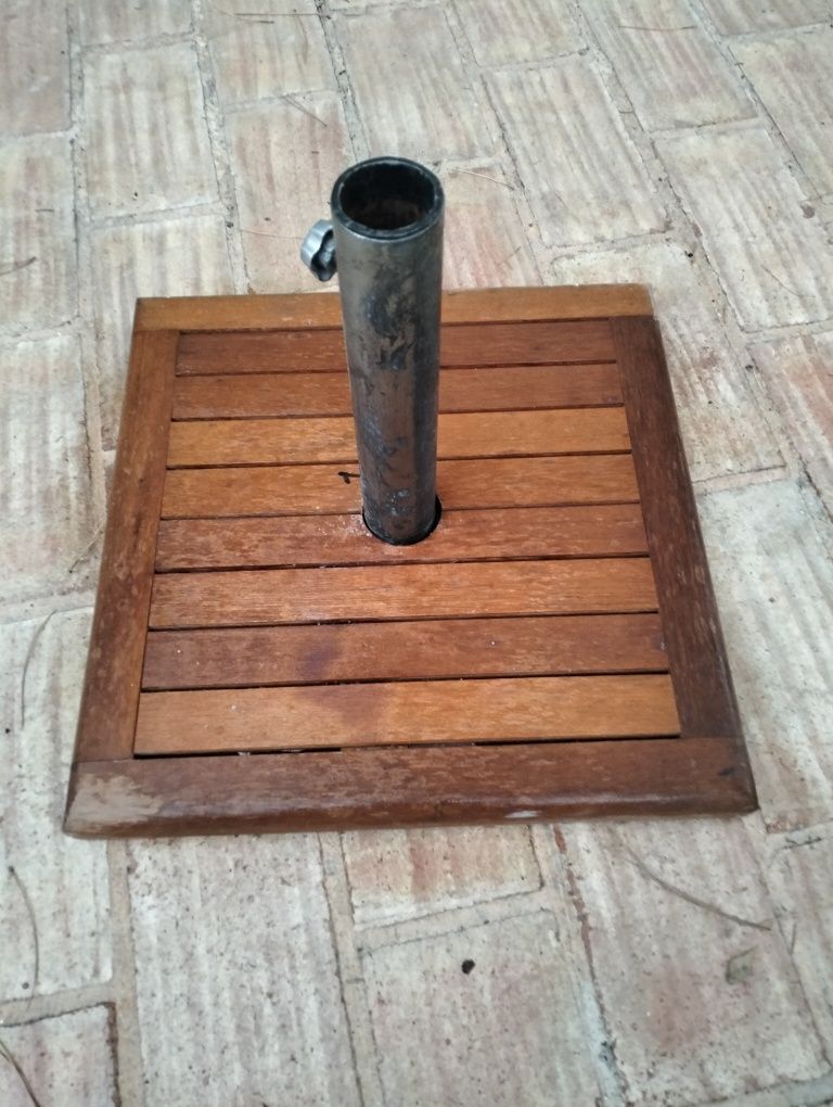 Base de chapéu em aço com cobertura em madeira