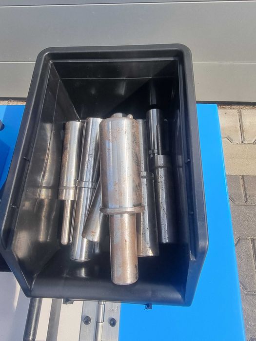 Przecinarka z skórowarką do węży hydraulicznych