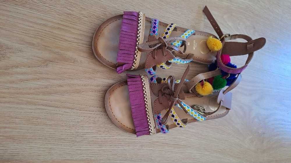 Sandálias coloridas com pompons