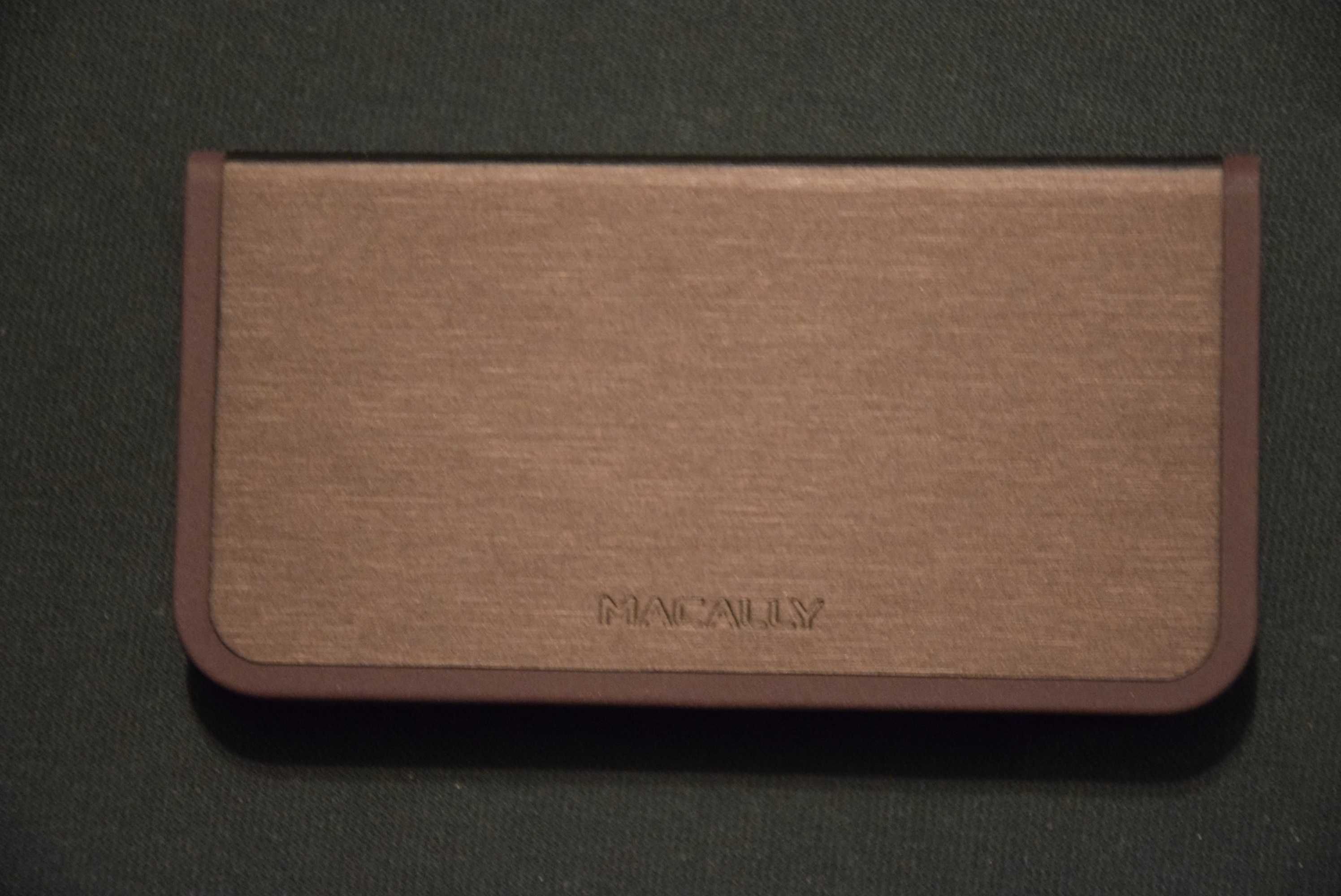 Etui z klapką IPhone 5c MACALLY SlimCover , brązowy .