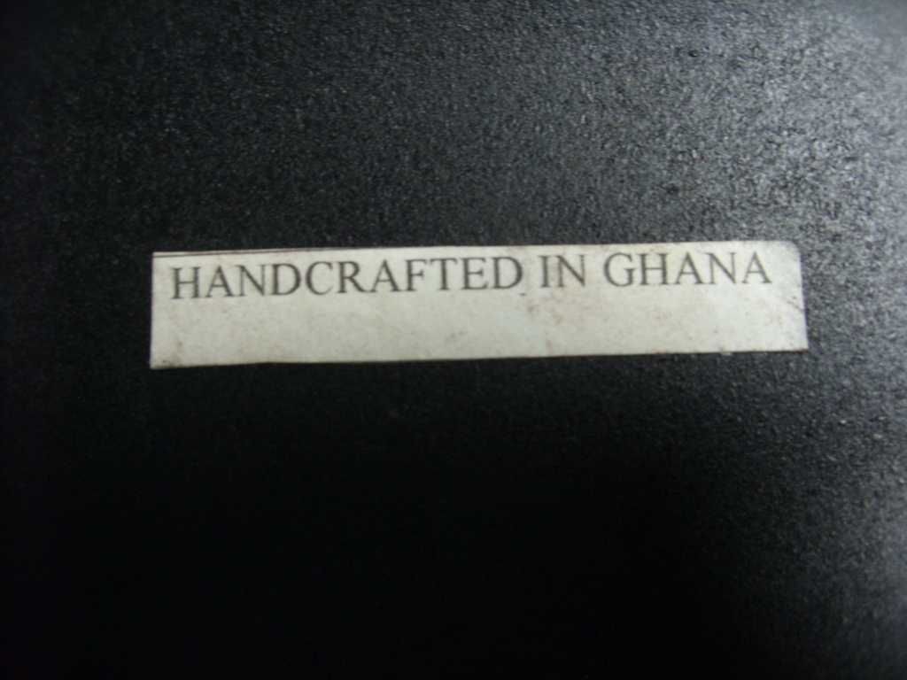 Maska afrykańska plemienna drewniana. Rękodzieło z Ghana. płaskorzeźba