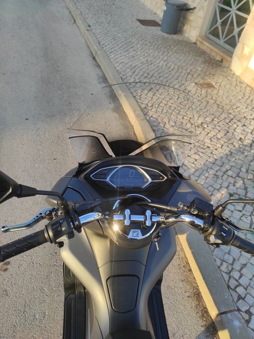 HONDA PCX 125 
HH10/2019 com 39500km 
Pneus novos 
Top case givi
Visei