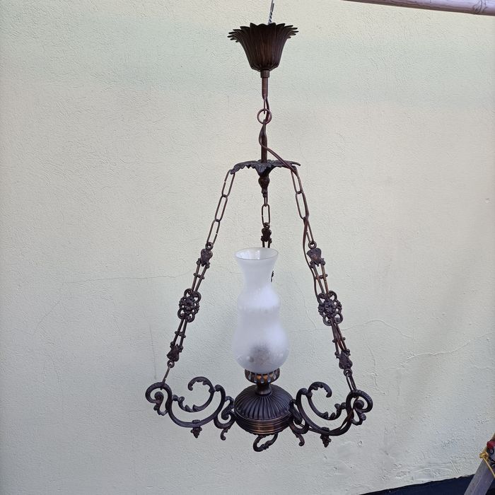 Lampa sufitowa - mosiężny zabytek