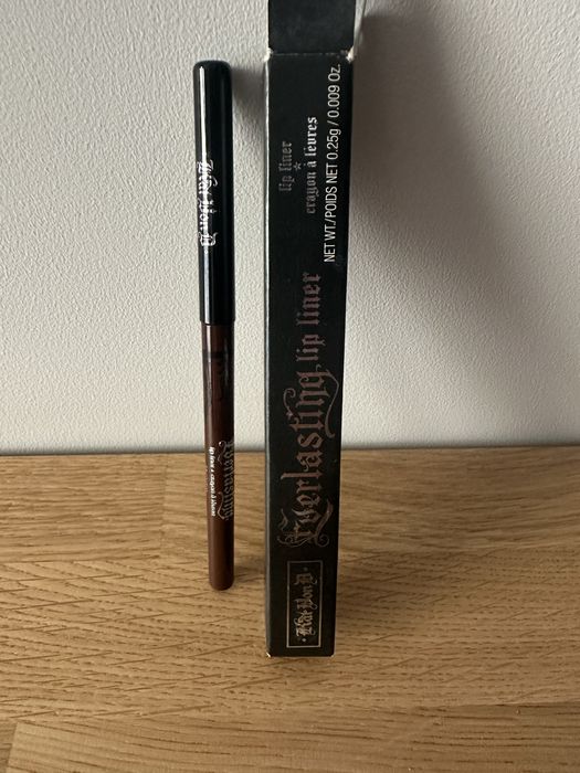 Konturówka do ust brązowa nowa