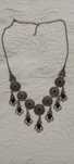 Colar estiloso com detalhes em preto