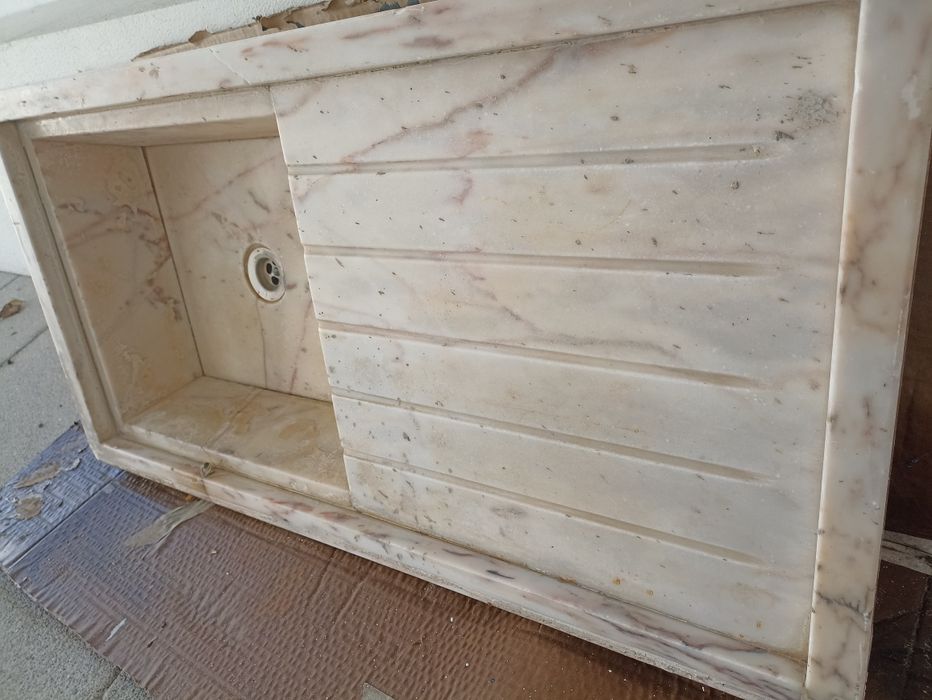 Lavatório rústico em pedra mármore com escorredor esculpido