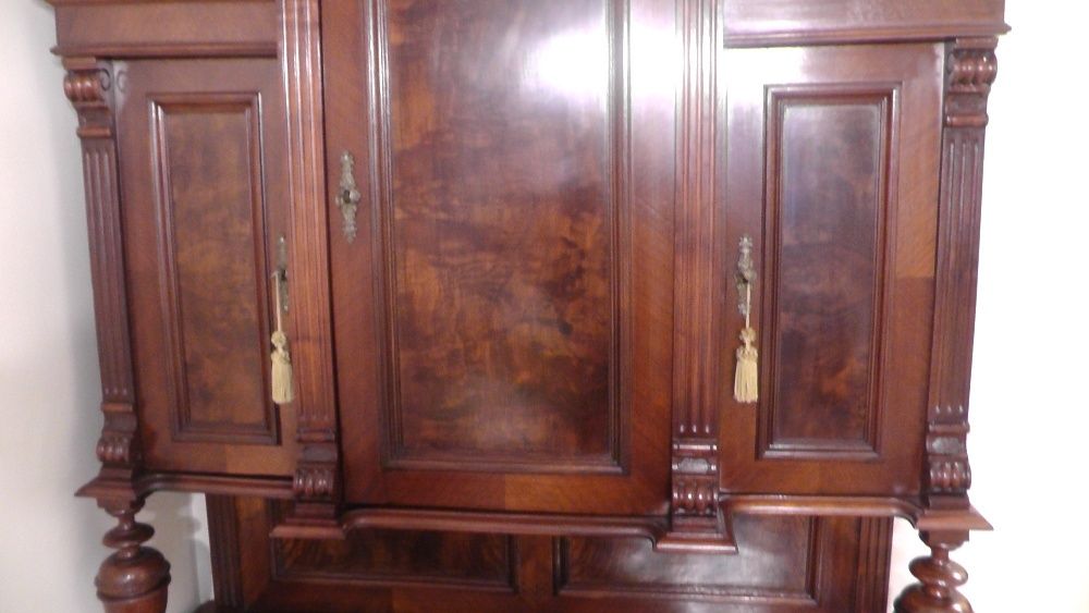 Eklektyczny stary kredens