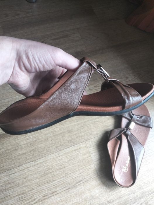 Шлепанци кожанние