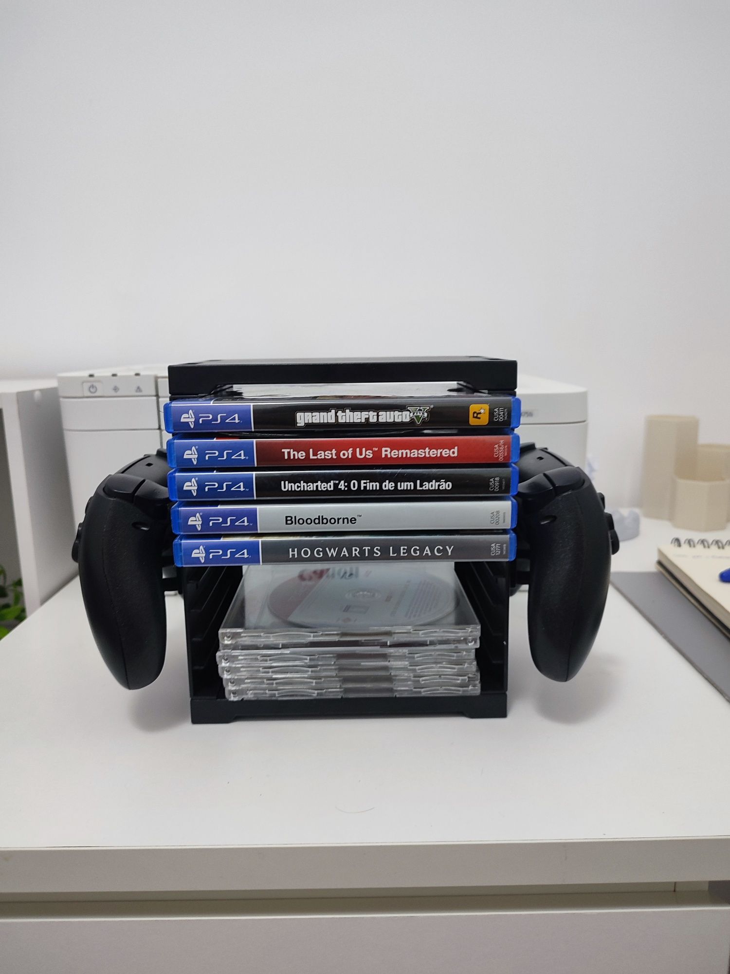 PS4 com extras (comandos,suportes,jogos)
