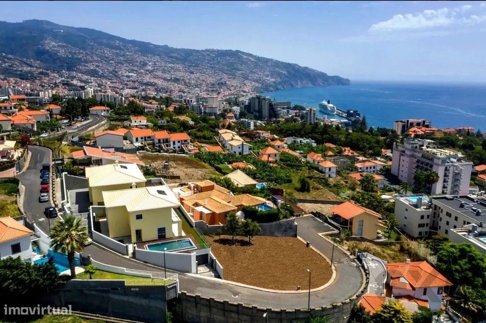 "Luxuosa Moradia em São Martinho, Madeira"