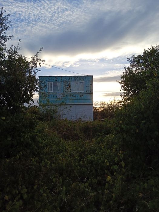 Жилие контейнера на участке 12  соток