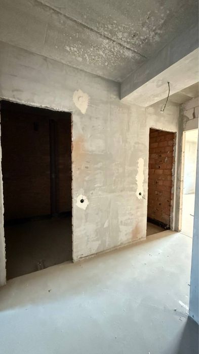 Продаж 2 кіинатної квартири на Озерні