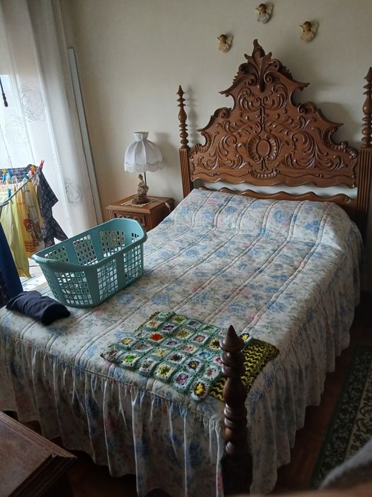 Cama de casal e mesas