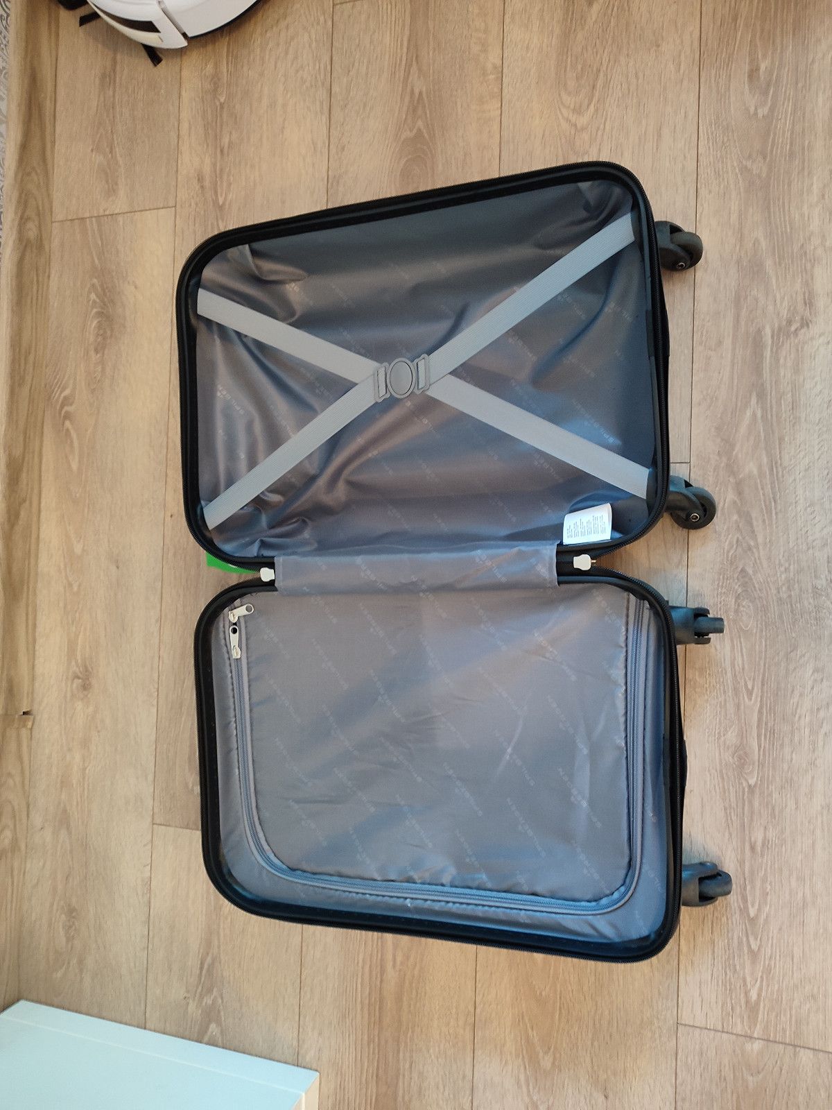 Nowa bordowa walizka podróżna
