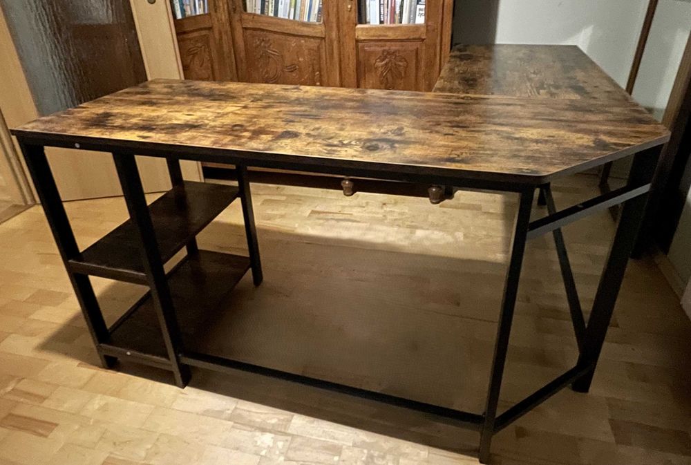 Biurko drewniane z metalowymi nogami
