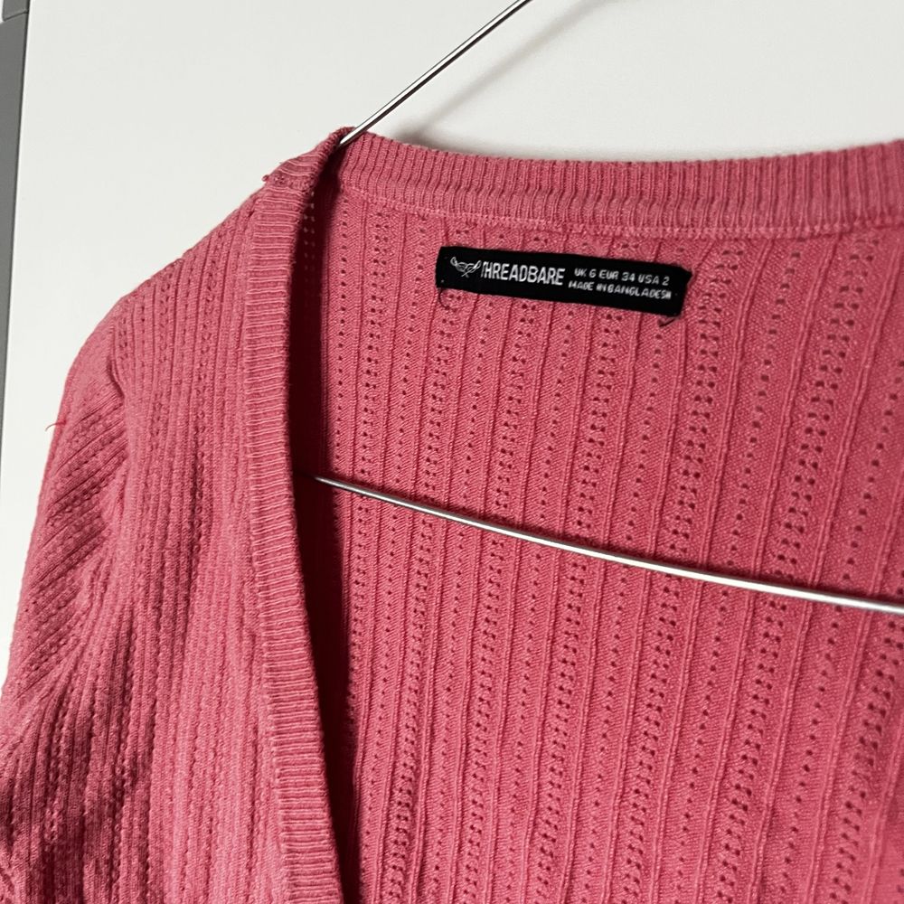 różowy uroczy sweterek wiązany na długi rękaw crop top Theradbare