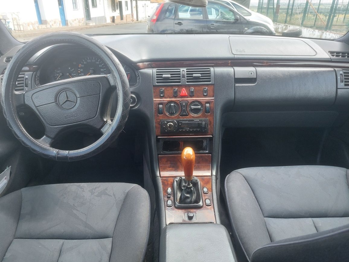 Mercedes E220 impecável de tudo
