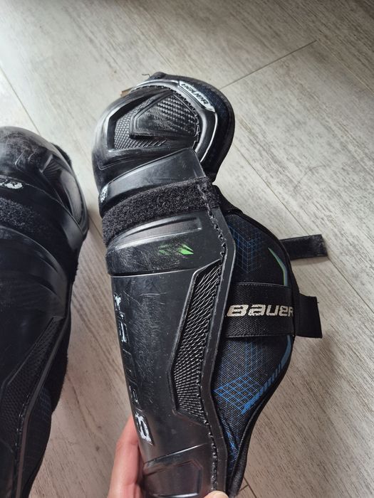 Nagolenniki hokejowe Bauer X INT – 11 cali, dobry stan