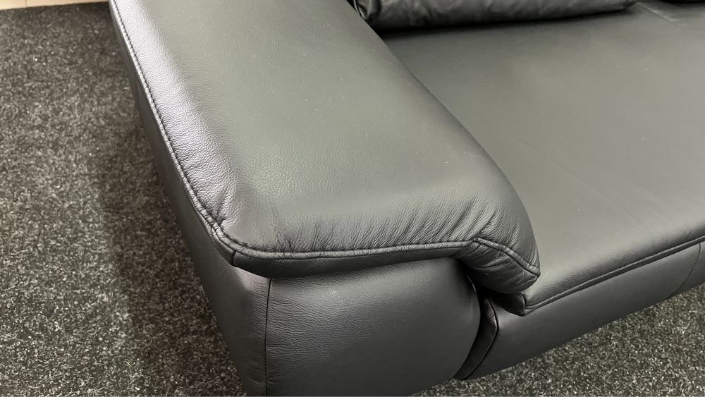 Виставковий шкіряний розкладний диван