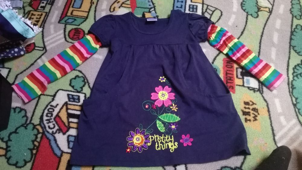 Varia roupa de menina