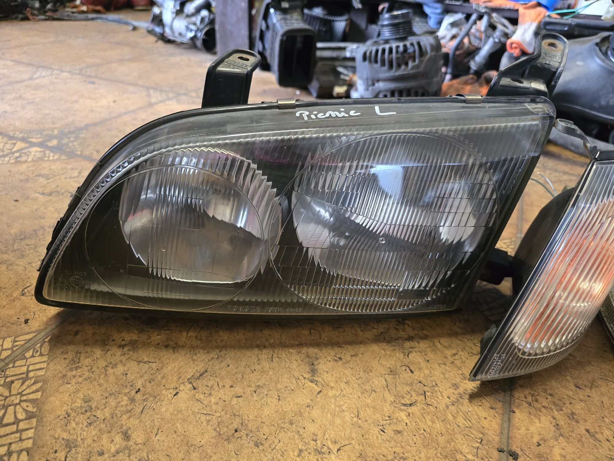 Lampa prawa  kierunkowskaz Toyota Picnic  2000r