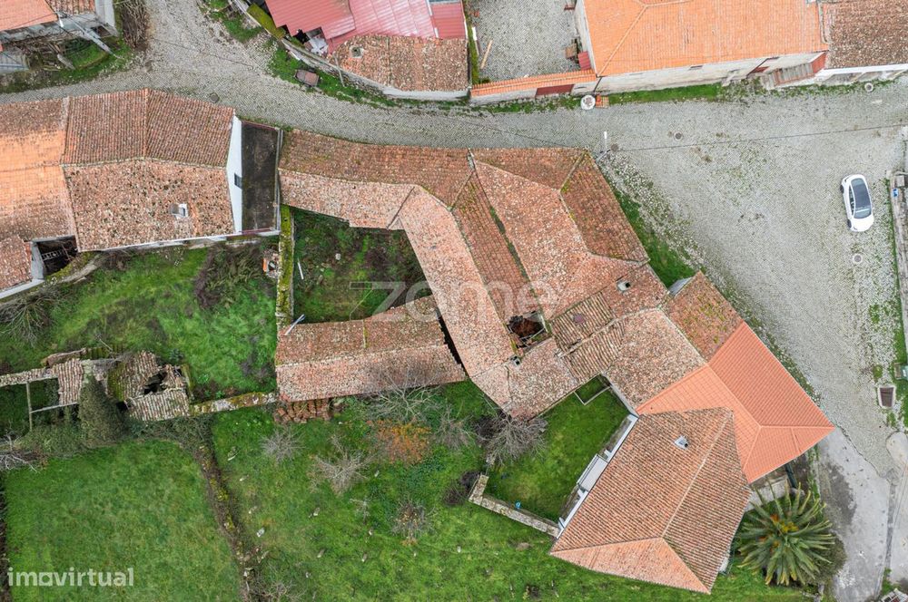 Moradia de 2 pisos com pátio para reconstruir - Ardãos, Boticas