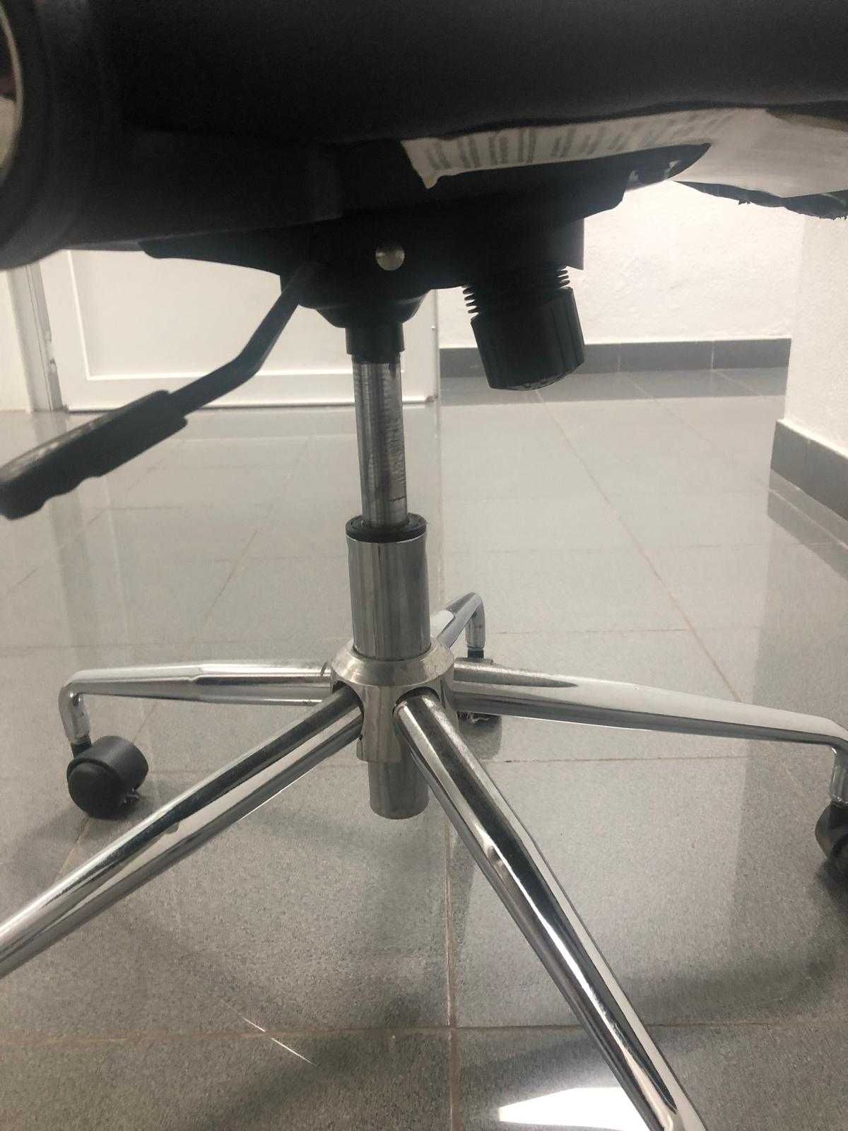 Cadeira Executiva Ergonómica com 5 Rodas – Altura Ajustável - STAPLES